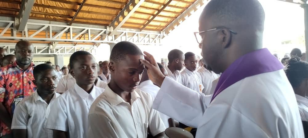 Le Père Paty Matungulu posant les cendres sur les élèves du C.T.M
